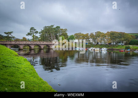 Wunderbare Brücke aus Stein in Cushendun, Co Antrim, Nordirland Stockfoto