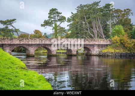 Wunderbare Brücke aus Stein in Cushendun, Co Antrim, Nordirland Stockfoto