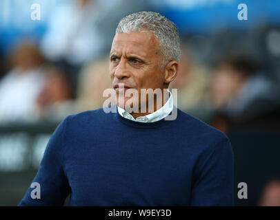 Swansea, Glamorgan, Wales, UK. Am 13. August 2019; Liberty Stadium, Swansea, Glamorgan, Wales; Carabao Schale, Englische Fußball-Liga Cup, Swansea City gegen Northampton Town; Keith Curle, Manager von Northampton Town - Streng redaktionelle Verwendung. Keine Verwendung mit nicht autorisierten Audio-, Video-, Daten-, Spielpläne, Verein/liga Logos oder "live" Dienstleistungen. On-line-in-Match mit 120 Bildern beschränkt, kein Video-Emulation. Credit: Aktion Plus Sport Bilder/Alamy leben Nachrichten Stockfoto