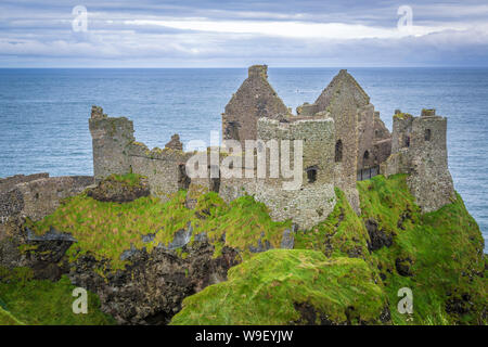 Dunluce Castle an der wunderschönen Küste von Antrim, Co Antrim, Nordirland Stockfoto