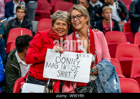 AMSTERDAM, Niederlande. 13 Aug, 2019. Fußball, Johan Cruijff ArenA, Champions League dritte qualifikationsrunde Saison 2019-2020, Anhänger von Ajax mit Banner Donny Mag ik je Hemd, während des Spiels Ajax - PAOK, Kredit: Pro Schüsse/Alamy leben Nachrichten Stockfoto