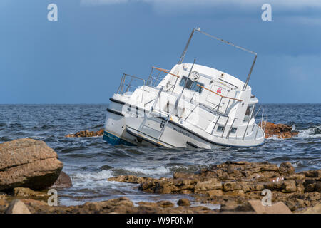 13. August 2019. Burghead Shoreline, Moray, Schottland, Großbritannien. Dies ist das Boot, Strandete am Samstag, den 10. August 2019 lief. Das Boot wurde auf den Felsen blockiert Stockfoto