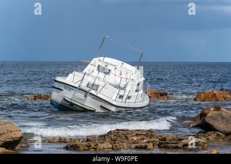 13. August 2019. Burghead Shoreline, Moray, Schottland, Großbritannien. Dies ist das Boot, Strandete am Samstag, den 10. August 2019 lief. Das Boot wurde auf den Felsen blockiert Stockfoto