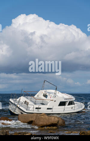 13. August 2019. Burghead Shoreline, Moray, Schottland, Großbritannien. Dies ist das Boot, Strandete am Samstag, den 10. August 2019 lief. Das Boot wurde auf den Felsen blockiert Stockfoto