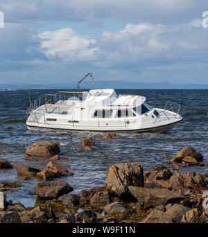 13. August 2019. Burghead Shoreline, Moray, Schottland, Großbritannien. Dies ist das Boot, Strandete am Samstag, den 10. August 2019 lief. Das Boot wurde auf den Felsen blockiert Stockfoto