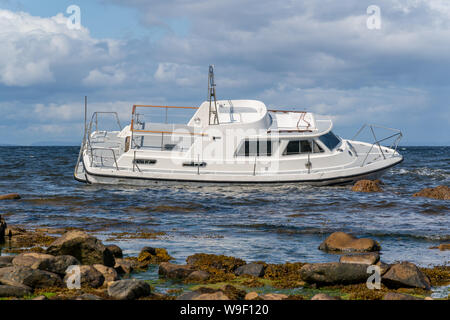 13. August 2019. Burghead Shoreline, Moray, Schottland, Großbritannien. Dies ist das Boot, Strandete am Samstag, den 10. August 2019 lief. Das Boot wurde auf den Felsen blockiert Stockfoto