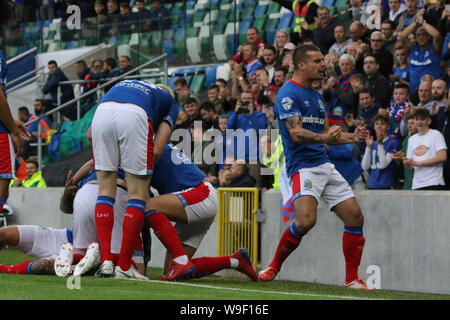 Windsor Park, Belfast, Nordirland, Großbritannien. 13. Aug 2019. UEFA Europa League, der dritten Qualifikationsrunde (2. Bein), Linfield (blau) v FK Sutjeska Niksic. Aktion von heute Abend Spiel. Linfield feiern ihr erstes Ziel. Quelle: David Hunter/Alamy Leben Nachrichten. Stockfoto