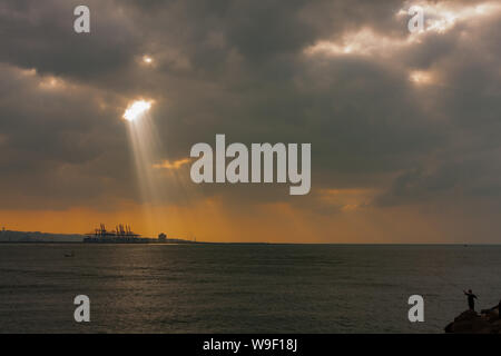 Taipei, Taiwan. 29 Nov, 2009. Sonnenstrahlen, Sonnenlicht strömt durch kleine Löcher in die Wolken über dem Taipei Hafen Containerterminal im Hafen von Taipei in Bali Bezirk, wie von Tamsui District, Taipei, Taiwan. Stockfoto