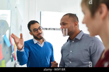 Team von Kreativen tausendjährigen Mitarbeiter in einem Anlauf Brainstorming Strategien Stockfoto