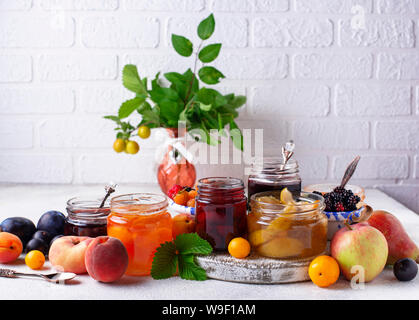 Sortiment von verschiedenen hausgemachten Marmeladen in Gars Stockfoto