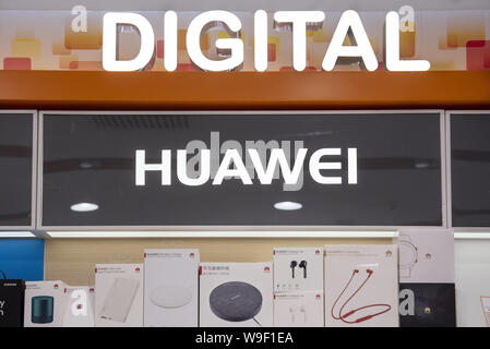 Hongkong, China. 13 Aug, 2019. Chinesische multinationale Telekommunikationsgeräte und elektronische Produkte Huawei in einem Geschäft in Hongkong Credit gesehen: Budrul Chukrut/SOPA Images/ZUMA Draht/Alamy leben Nachrichten Stockfoto
