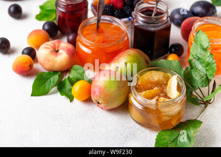 Sortiment von verschiedenen hausgemachten Marmeladen in Gars Stockfoto