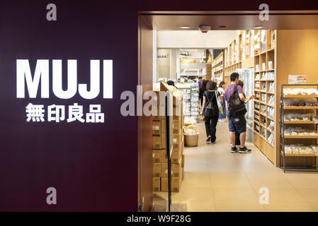 Hongkong, China. 13 Aug, 2019. Japanische multinationale Haushalt und Bekleidung Einzelhandel Firma, Muji, Shop in Hongkong gesehen. Credit: Budrul Chukrut/SOPA Images/ZUMA Draht/Alamy leben Nachrichten Stockfoto