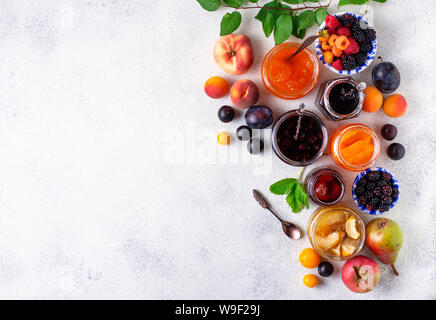 Sortiment von verschiedenen hausgemachten Marmeladen in Gars Stockfoto