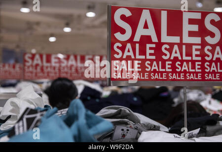 Hongkong, China. 13 Aug, 2019. Japanische Kleidung Marke store Uniqlo in einem Sommer Sale In Hong Kong gesehen. Credit: Budrul Chukrut/SOPA Images/ZUMA Draht/Alamy leben Nachrichten Stockfoto