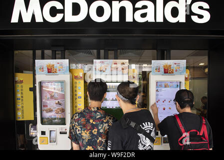 Hongkong, China. 28. Juli 2019. Kunden, um Lebensmittel in einem automatisierten Self-bestellen Kiosk an einem McDonald's Fast Food Restaurant in Hongkong. Credit: Budrul Chukrut/SOPA Images/ZUMA Draht/Alamy leben Nachrichten Stockfoto