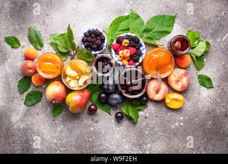 Sortiment von verschiedenen hausgemachten Marmeladen in Gars Stockfoto