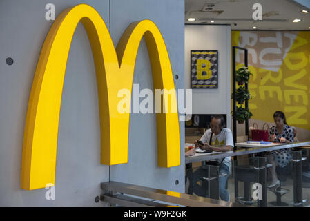 Hongkong, China. 13 Aug, 2019. Eine US-amerikanische Fast-Food-Kette McDonald's Hamburger restaurant logo in Hong Kong gesehen. Credit: Budrul Chukrut/SOPA Images/ZUMA Draht/Alamy leben Nachrichten Stockfoto