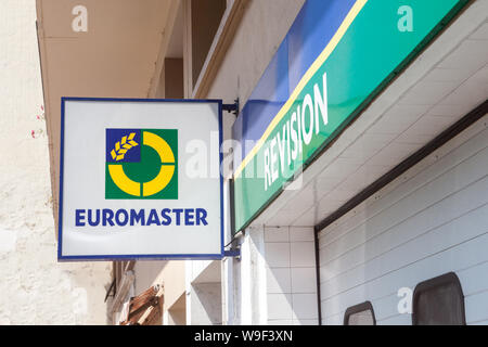 LYON, Frankreich - 15. JULI 2019: Euromaster Logo Vor Ihren lokalen Händler Garage in Lyon. Teil von Michelin, Euromaster ist eine Kette von Reifen distrib Stockfoto