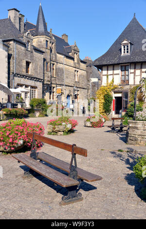 Die Innenstadt von Rochefort en Terre, eine französische Gemeinde im Département Morbihan in der Bretagne im Nordwesten Frankreichs. Rochefort-en-Terre ist ein ausgewiesener "Petite C Stockfoto