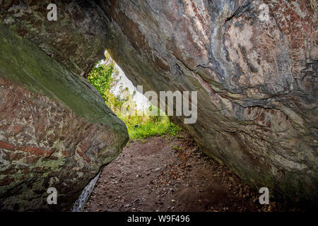 ROSEMARKIE BLACK ISLE ROSS UND CROMARTY SCHOTTLAND AUF DER SUCHE NACH EINGANG VON DER INNENSEITE DES LEARNIE 1 A ODER tuppence Ha'penny Höhle Stockfoto