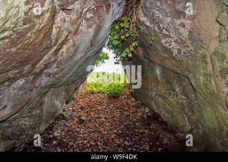 ROSEMARKIE BLACK ISLE ROSS UND CROMARTY SCHOTTLAND AUF DER SUCHE NACH EINGANG LEARNIE2C Höhle aus dem Inneren der Höhle Stockfoto