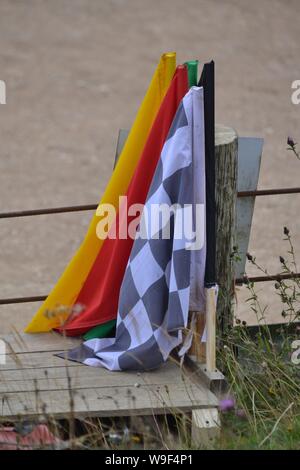 Motorradrennungsflaggen - karierte Flagge - Warnflaggen - Motorsport - Grass Track Oval Racing - Hunmanby Raceway - Yorkshire UK Stockfoto