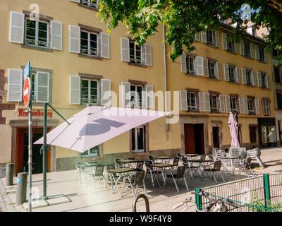 Straßburg, Frankreich - 25.August 2017: Cafe Bar Terrasse mit leeren Plätze im Zentrum von Straßburg Kronenbourg Bier Schriftzug auf der Fassade öffnen Stockfoto