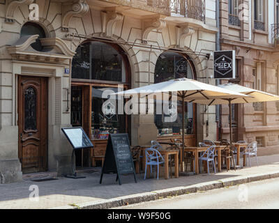 Straßburg, Frankreich - 25.August 2017: Cafe Bar Terrasse mit leeren Plätze im Zentrum von Straßburg Chez Mon Ex Schriftzug auf der Fassade öffnen Stockfoto