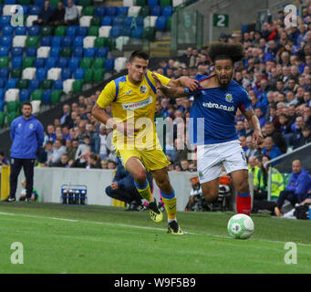 Windsor Park, Belfast, Nordirland, Großbritannien. 13. Aug 2019. UEFA Europa League, der dritten Qualifikationsrunde (2. Bein), Linfield (blau) v FK Sutjeska Niksic. Aktion von heute Abend Spiel. Bastien Hery (rechts) auf den Angriff für linfield als Manager David Healy (Hintergrund) an schaut. Quelle: David Hunter/Alamy Leben Nachrichten. Stockfoto