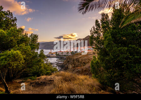 Verborgene Blick auf Dorf an der Küste bei Sonnenuntergang, Madeira Stockfoto