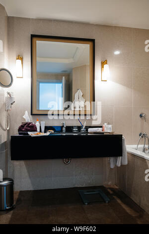 Innenraum der 5-Sterne Hotel mit einem grossen Badezimmer - Marmor die Wände und der Boden mit großem Spiegel und Badezimmer Zubehör Stockfoto