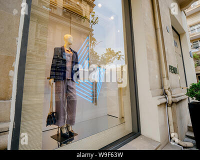 Baku, Aserbaidschan - Mai 2, 2019: Fassade Showcase von Fendi Flagship Store auf dem zentralen Boulevard in der aserbaidschanischen Hauptstadt - Luxus Kleidung auf die Puppe Stockfoto