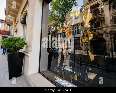 Baku, Aserbaidschan - Mai 2, 2019: Fassade Showcase von Roberto Cavalli Flagship Store auf dem zentralen Boulevard in der aserbaidschanischen Hauptstadt Stockfoto