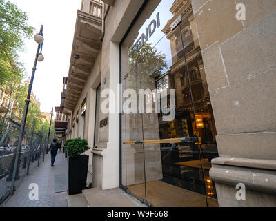 Baku, Aserbaidschan - Mai 2, 2019: Fassade showcase Glastür mit Fendi luxus Händler Fashion Store Logo auf Flagship Store auf dem zentralen Boulevard in der aserbaidschanischen Hauptstadt Stockfoto