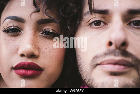 Multiethnischen Paar zusammen, Gesichter ganz nah Stockfoto