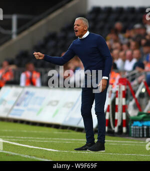 Swansea, Glamorgan, Wales, UK. Am 13. August 2019; Liberty Stadium, Swansea, Glamorgan, Wales; Carabao Schale, Englische Fußball-Liga Cup, Swansea City gegen Northampton Town; Keith Curle, Manager von Northampton Town gibt Anweisungen an seine Spieler - Streng redaktionelle Verwendung. Keine Verwendung mit nicht autorisierten Audio-, Video-, Daten-, Spielpläne, Verein/liga Logos oder "live" Dienstleistungen. On-line-in-Match mit 120 Bildern beschränkt, kein Video-Emulation. Credit: Aktion Plus Sport Bilder/Alamy leben Nachrichten Stockfoto