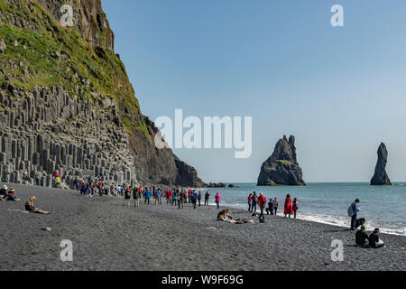 Strand Reynisfjara und Reynisdrangar Felsen, in der Nähe von Vik, Island Stockfoto