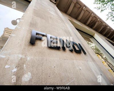 Baku, Aserbaidschan - Mai 2, 2019: Fassade Showcase von Fendi Logo auf Flagship Store auf dem zentralen Boulevard in der aserbaidschanischen Hauptstadt Stockfoto