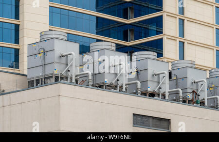 Horizontales Bild von sechs großen AC Klimaanlage HVAC-Einheit auf dem Dach des modernen Hotels business-center Hochhaus Gebäude Stockfoto