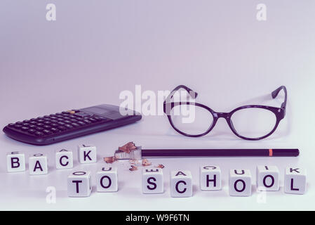 Vorderansicht von Schulmaterial mit Buchstaben Rechtschreibung der Wörter zurück zu Schule in girly rosa Farbtönen - Begriff der Student, Universität Stockfoto