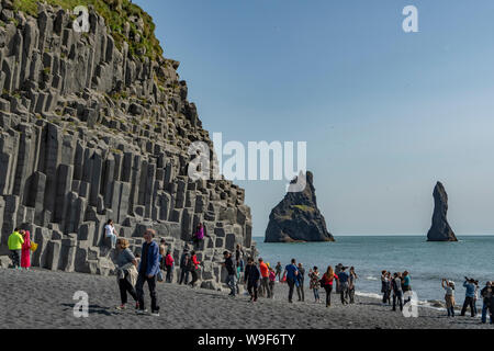 Strand Reynisfjara und Reynisdrangar Felsen, in der Nähe von Vik, Island Stockfoto