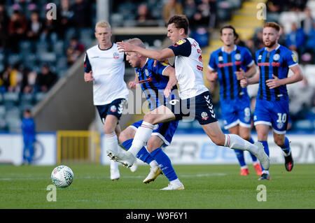 Rochdale, Großbritannien. 13. Aug 2019. Rochdale Mittelfeldspieler Stephen Dooley und Bolton Wanderers Mittelfeldspieler Callum King-Harmes während der carabao Pokalspiel zwischen dem Rochdale und Bolton Wanderers an Spotland Stadion, Rochdale am Dienstag, dem 13. August 2019. Nur die redaktionelle Nutzung, eine Lizenz für die gewerbliche Nutzung erforderlich. Foto darf nur für Zeitung und/oder Zeitschrift redaktionelle Zwecke (Credit: Andy Whitehead | MI Nachrichten) Credit: MI Nachrichten & Sport/Alamy Live-Nachrichten verwendet werden. Stockfoto