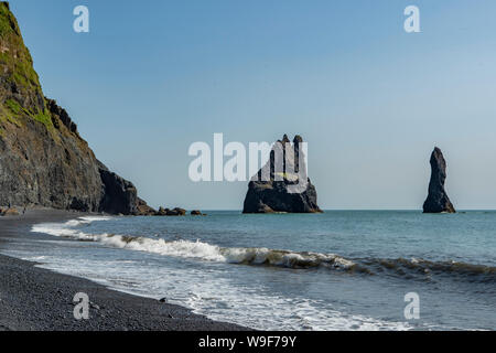 Strand Reynisfjara und Reynisdrangar Felsen, in der Nähe von Vik, Island Stockfoto