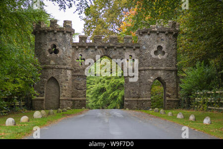Barbican Gate zur Tollymore Forest Park Stockfoto