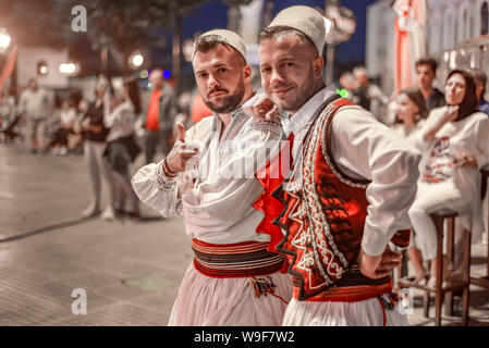 SKOPJE/Mazedonien - 28. AUGUST 2018: Mazedonische Tänzer in Skopje Internationales Festival für Musik und Tanz, in Mazedonien. Stockfoto