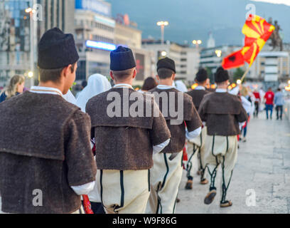 SKOPJE/Mazedonien - 28. AUGUST 2018: Mazedonische Darsteller und Flaggen in Skopje Internationales Festival für Musik und Tanz. Multi nationalen Teilnehmer Stockfoto