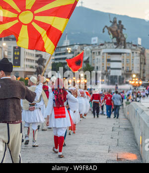 SKOPJE/Mazedonien - 28. AUGUST 2018: Mazedonische Darsteller und Flaggen in Skopje Internationales Festival für Musik und Tanz. Multi nationalen Teilnehmer Stockfoto