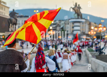 SKOPJE/Mazedonien - 28. AUGUST 2018: Mazedonische Darsteller und Flaggen in Skopje Internationales Festival für Musik und Tanz. Multi nationalen Teilnehmer Stockfoto