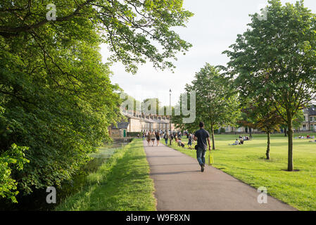 Cambridge, UK - Juni 2019: Leute genießen das warme Sommerwetter in Jesus Green Park, Cambridge, UK. Stockfoto